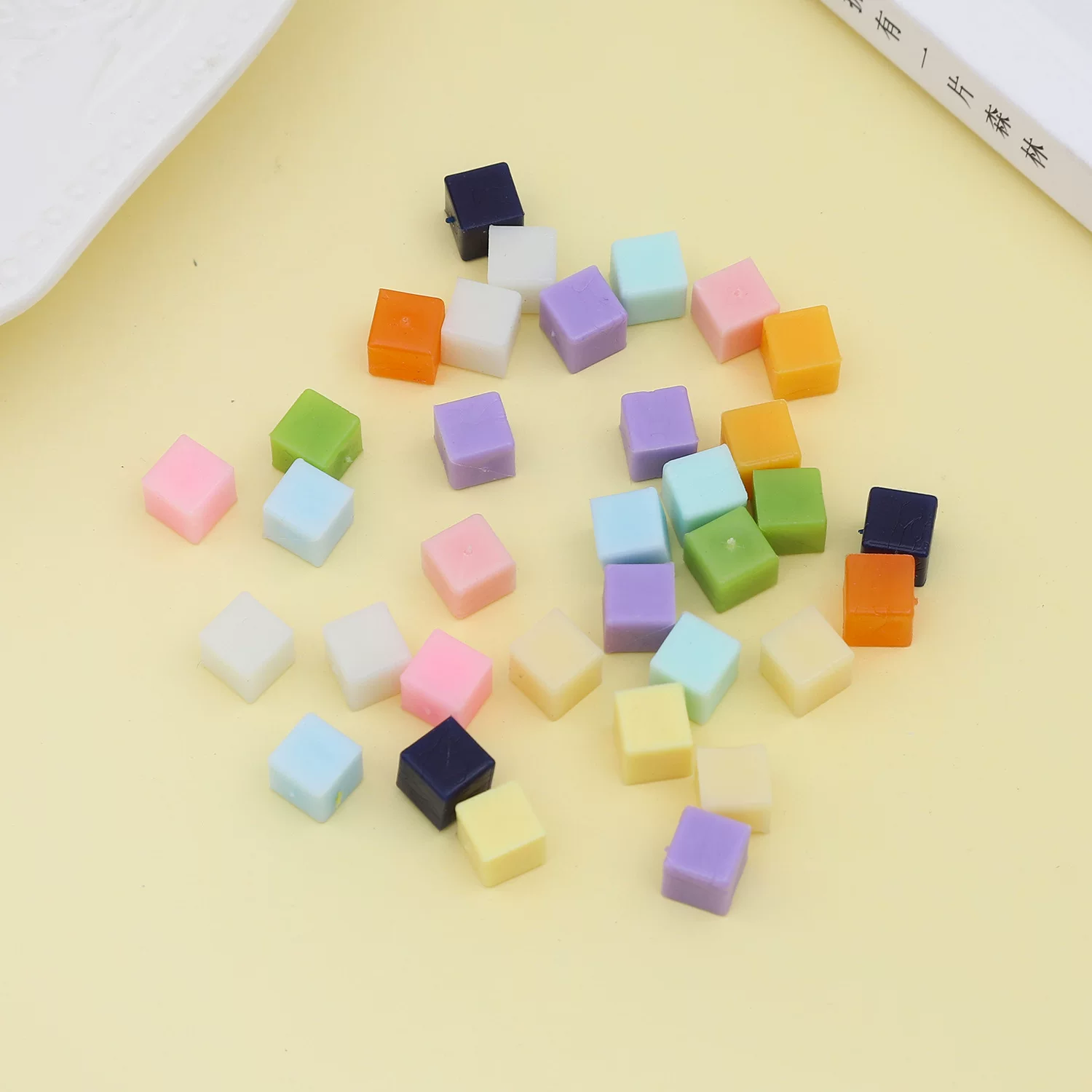 0.8cm迷你仿真方形糖果块DIY食玩甜品椰果粒马卡龙色糖果粒配件
