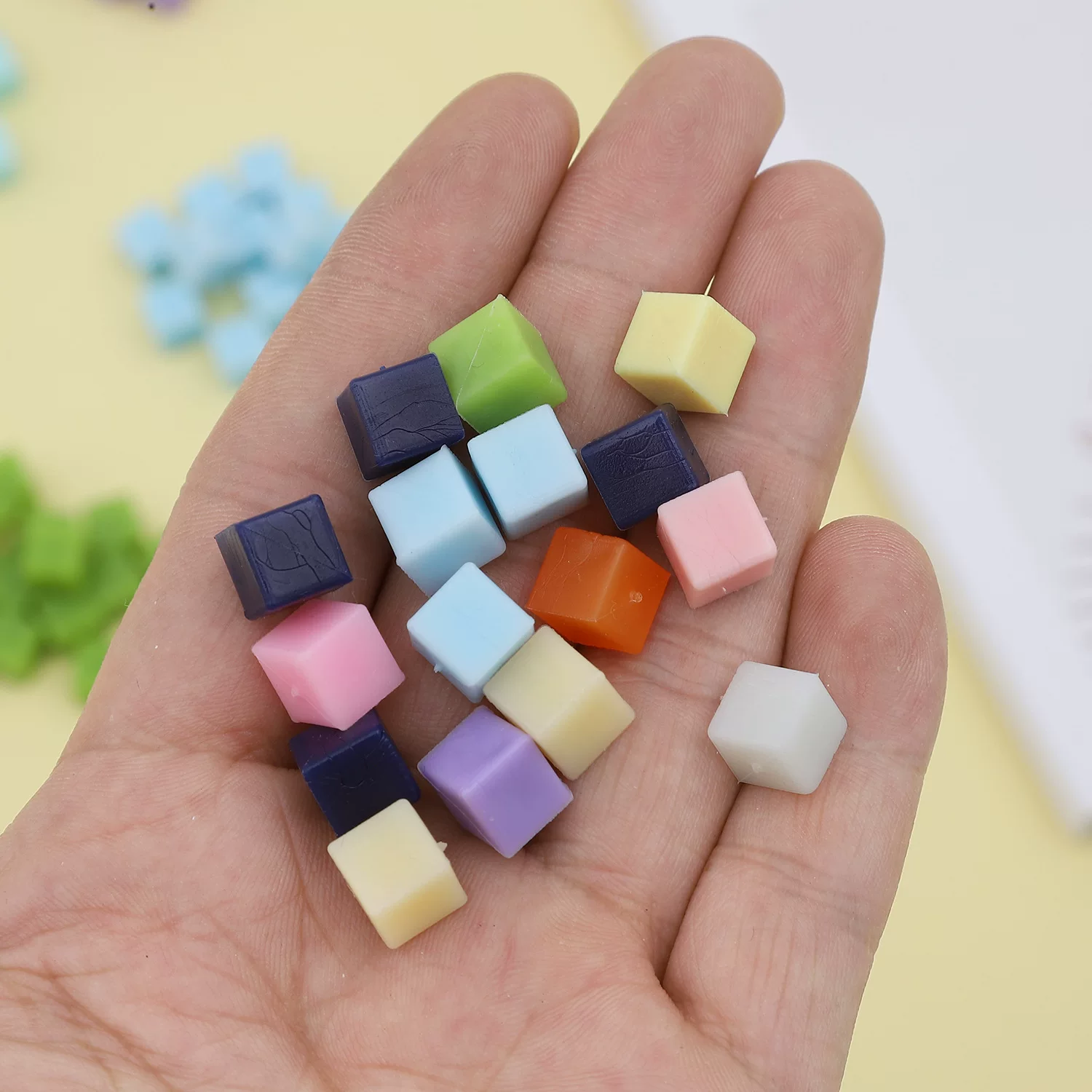 0.8cm迷你仿真方形糖果块DIY食玩甜品椰果粒马卡龙色糖果粒配件